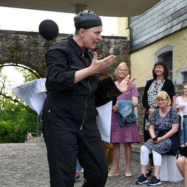 Schauspielerin Heike Bänsch als Mephista vor Schloss Homburg.