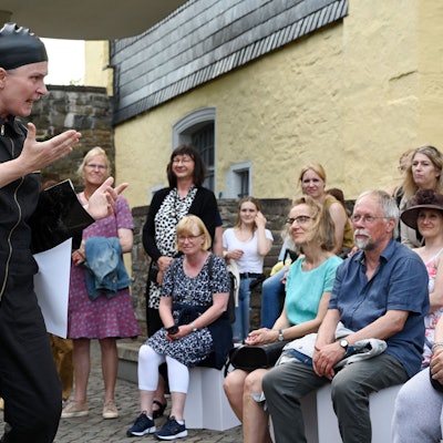 Schauspielerin Heike Bänsch als Mephista vor Schloss Homburg.