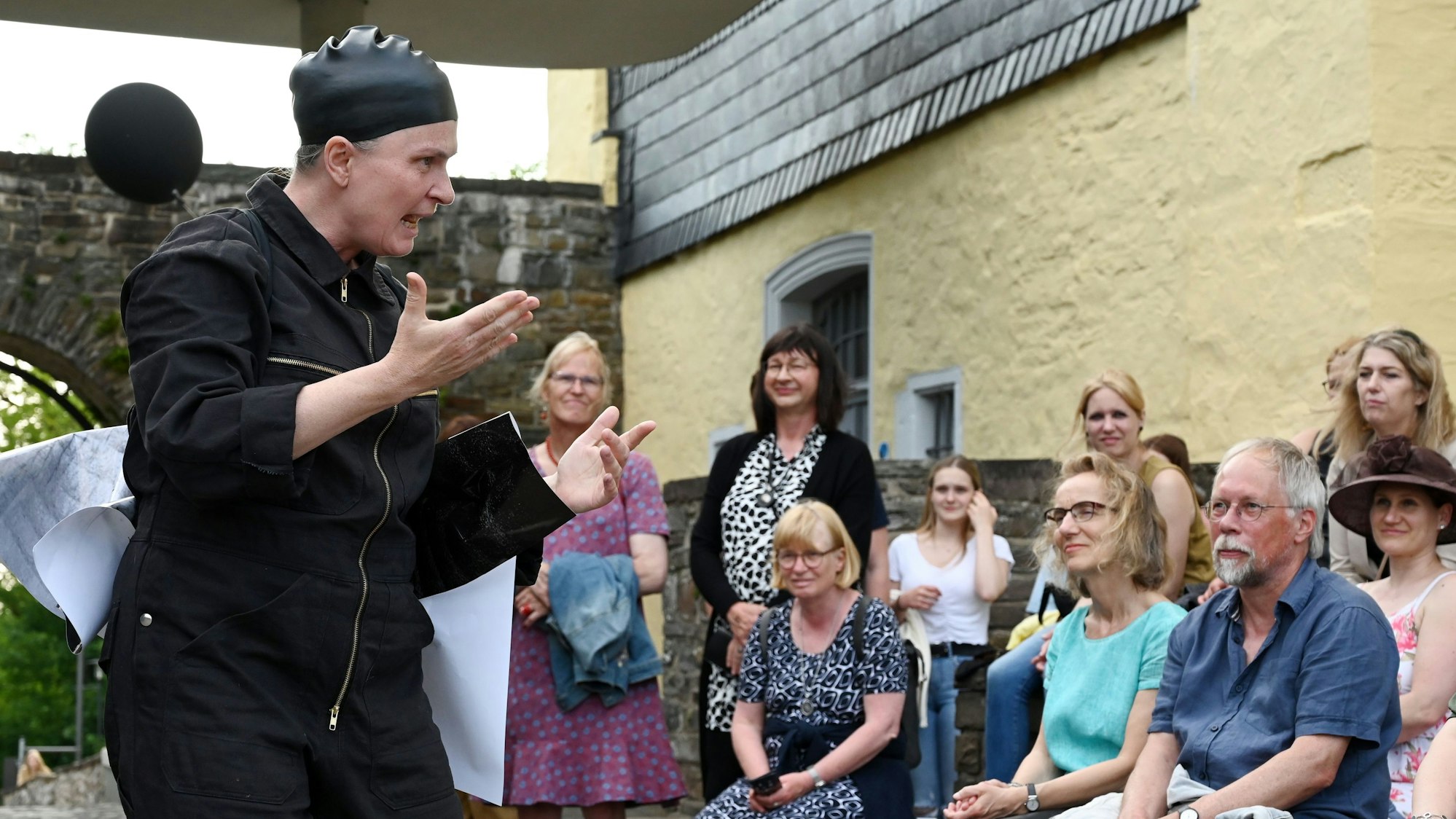 Schauspielerin Heike Bänsch als Mephista vor Schloss Homburg.