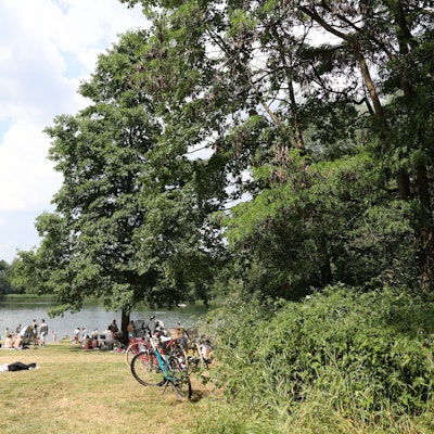 Am Silbersee hatten sich einige Menschen am Samstag zusammengefunden.