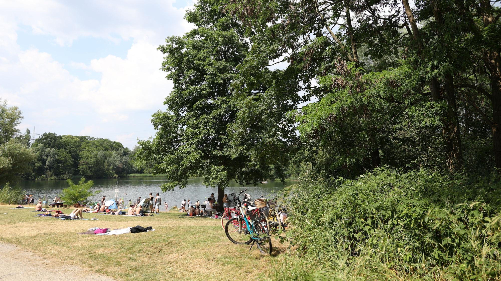 Am Silbersee hatten sich einige Menschen am Samstag zusammengefunden.