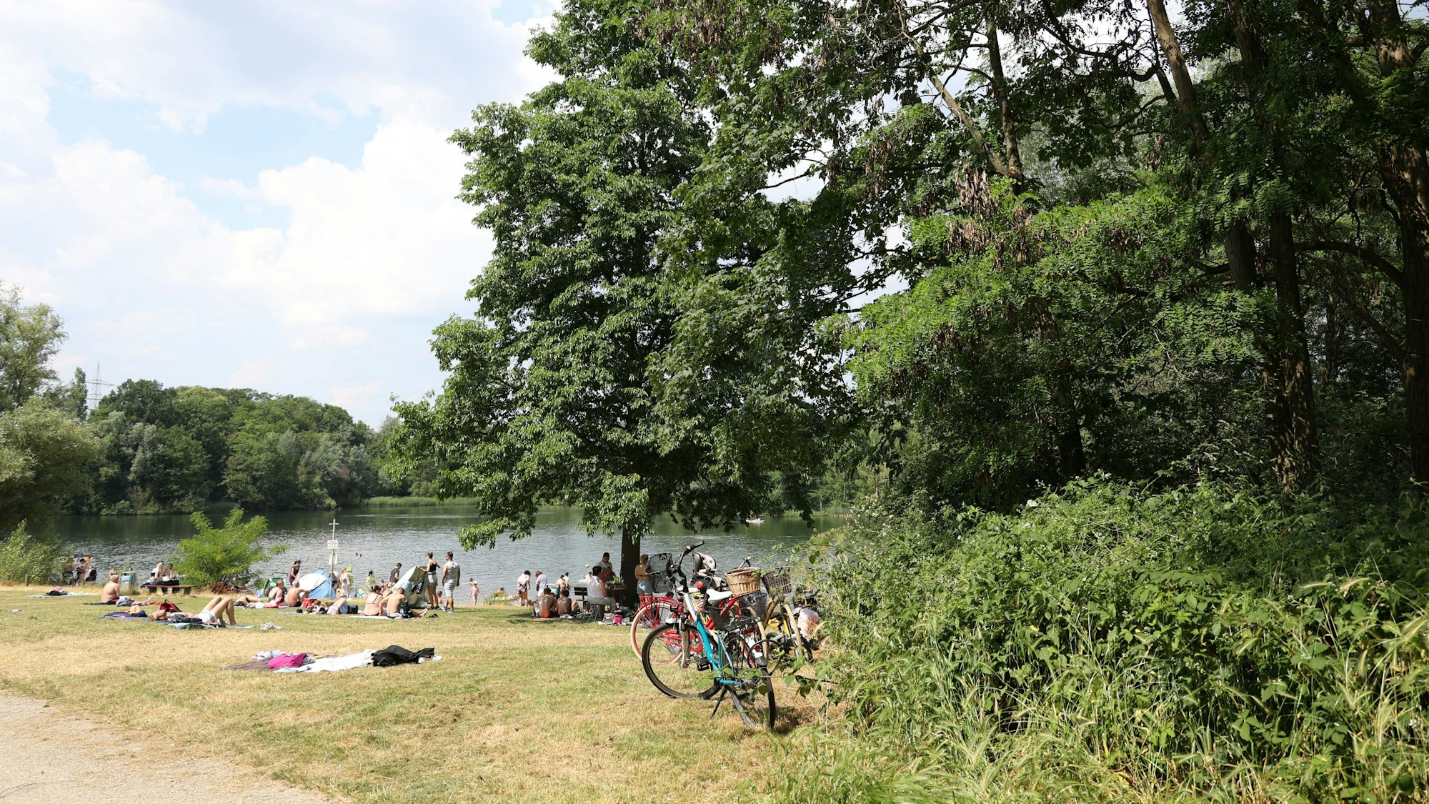 Am Silbersee hatten sich einige Menschen am Samstag zusammengefunden.
