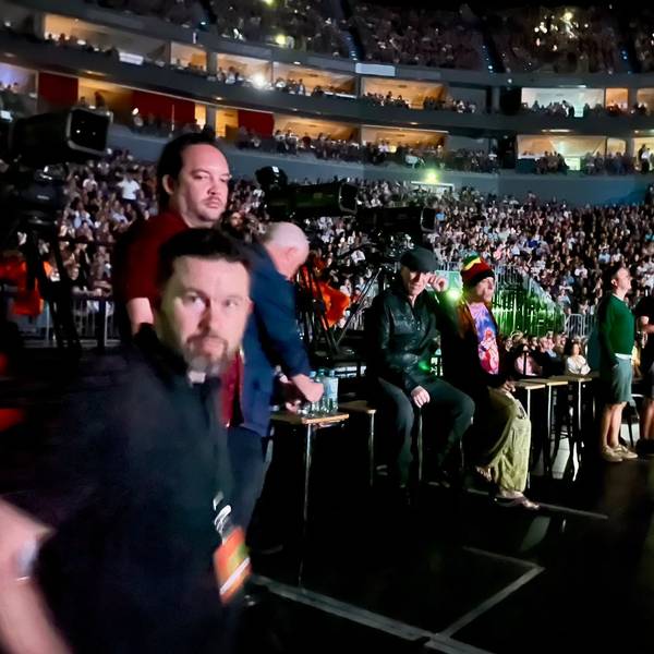 Bruce Springsteen und andere Personen stehen in der Lanxess-Arena beim Konzert von Peter Gabriel.