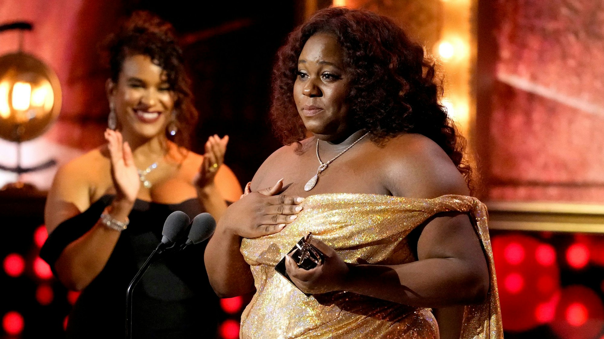 Alex Newell erhielt die Trophäe als bester Musical-Nebendarsteller in „Shucked“