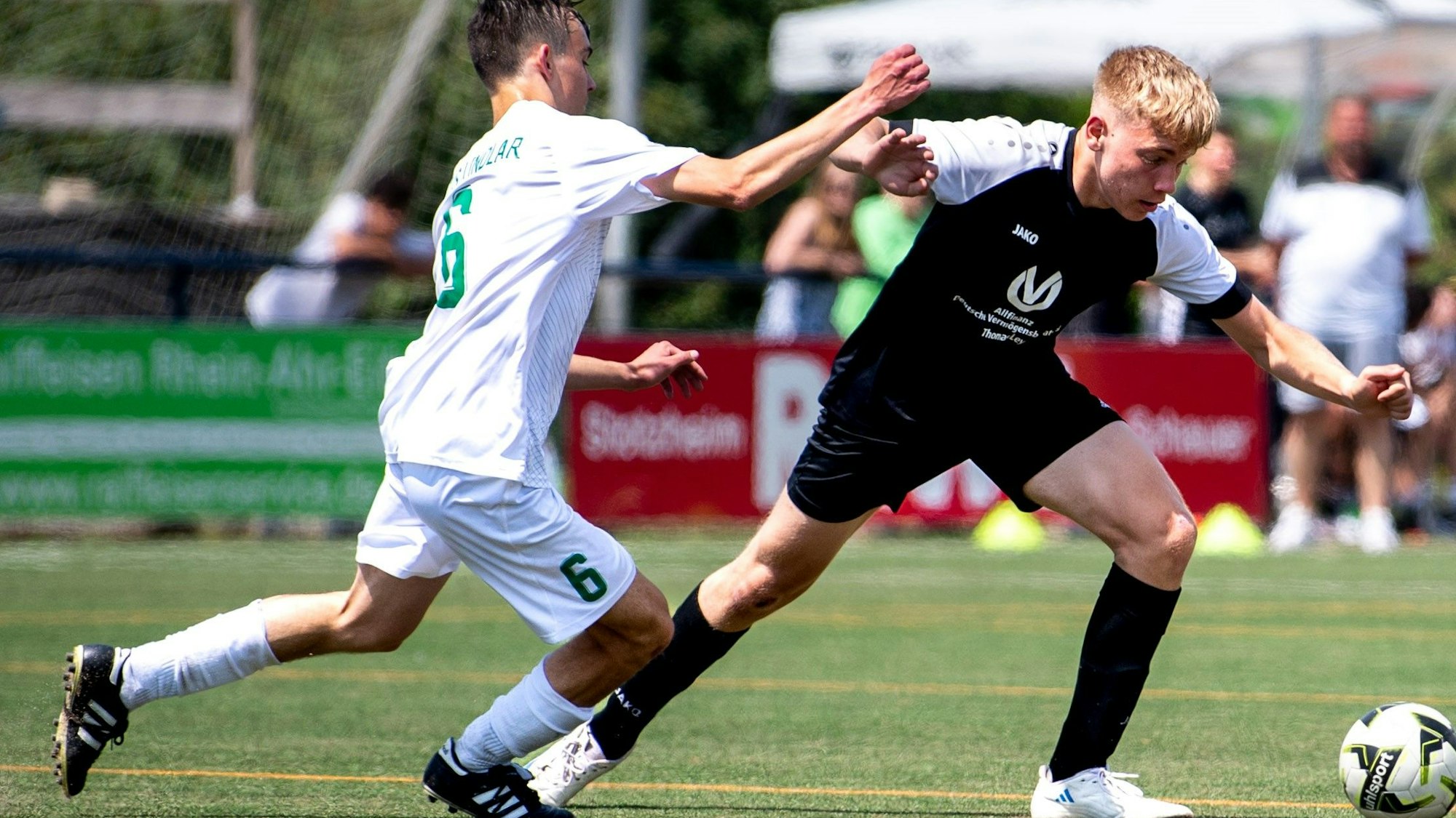 Stotzheims Fußballer Julian Seliger geht mit einem schnellen Antritt an seinem Gegenspieler vorbei