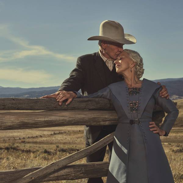 Harrison Ford und Helen Mirren sind gehoben im Stil der 20er gekleidet, Ford trägt einen Cowboy-Hut. Sie lehnen zusammen an einem Holzzaun, im Hintergrund die Landschaft von Montana.