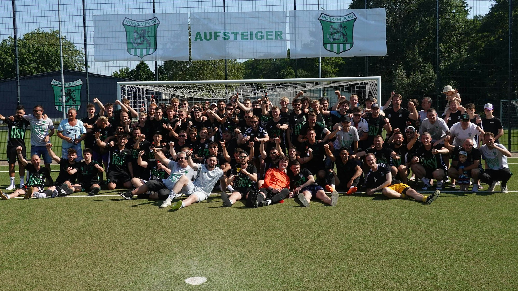 Das Foto zeigt die drei Aufstiegsmannschaften.