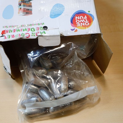 Drogen in der Verpackung von Kinderspielzeug.