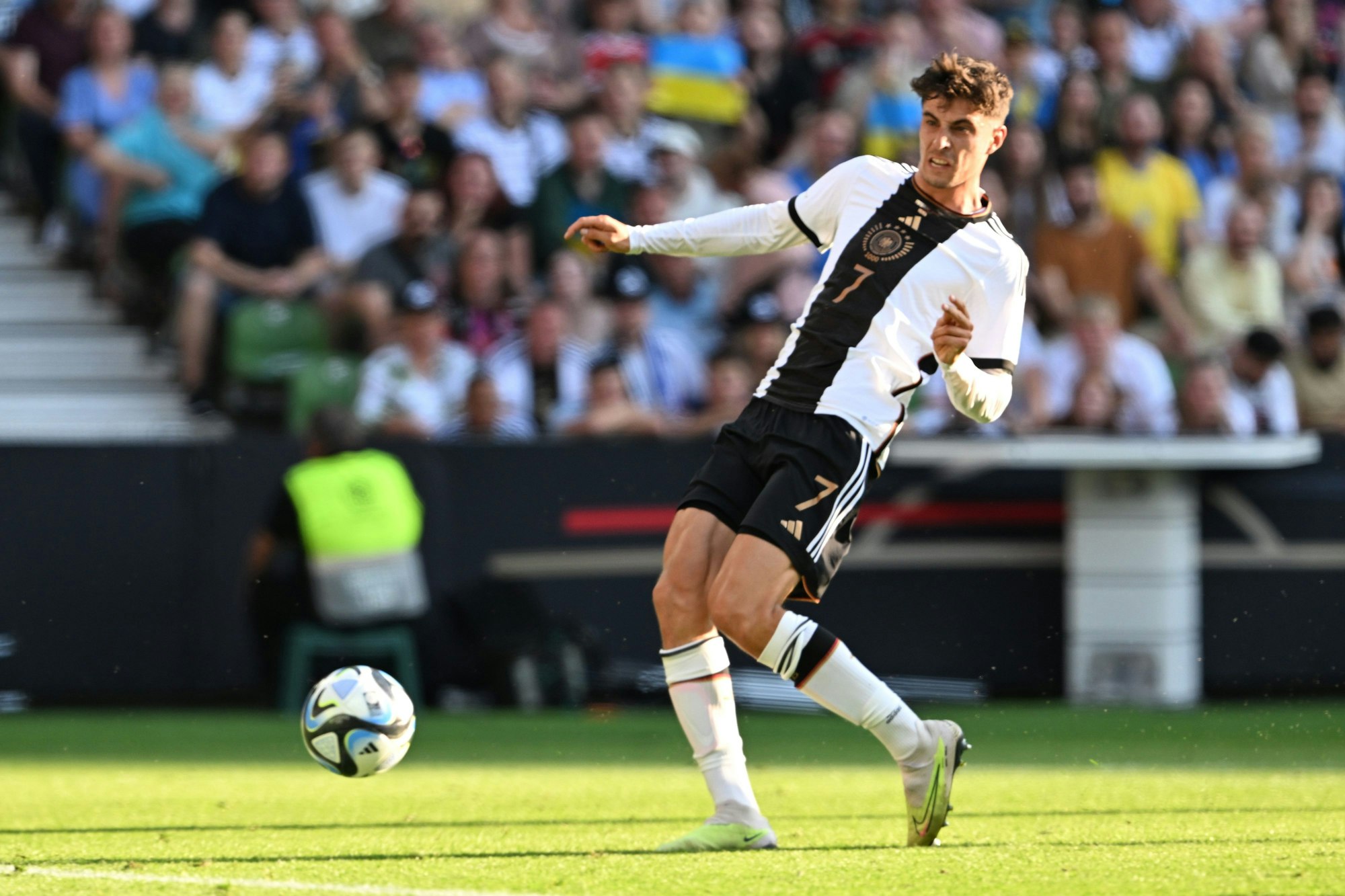 Deutschlands Kai Havertz erzielt den Treffer zum zwischenzeitlichen 2:3. Am Ende rettete ein Tor von Joshua Kimmich ein Unentschieden gegen die Ukraine.