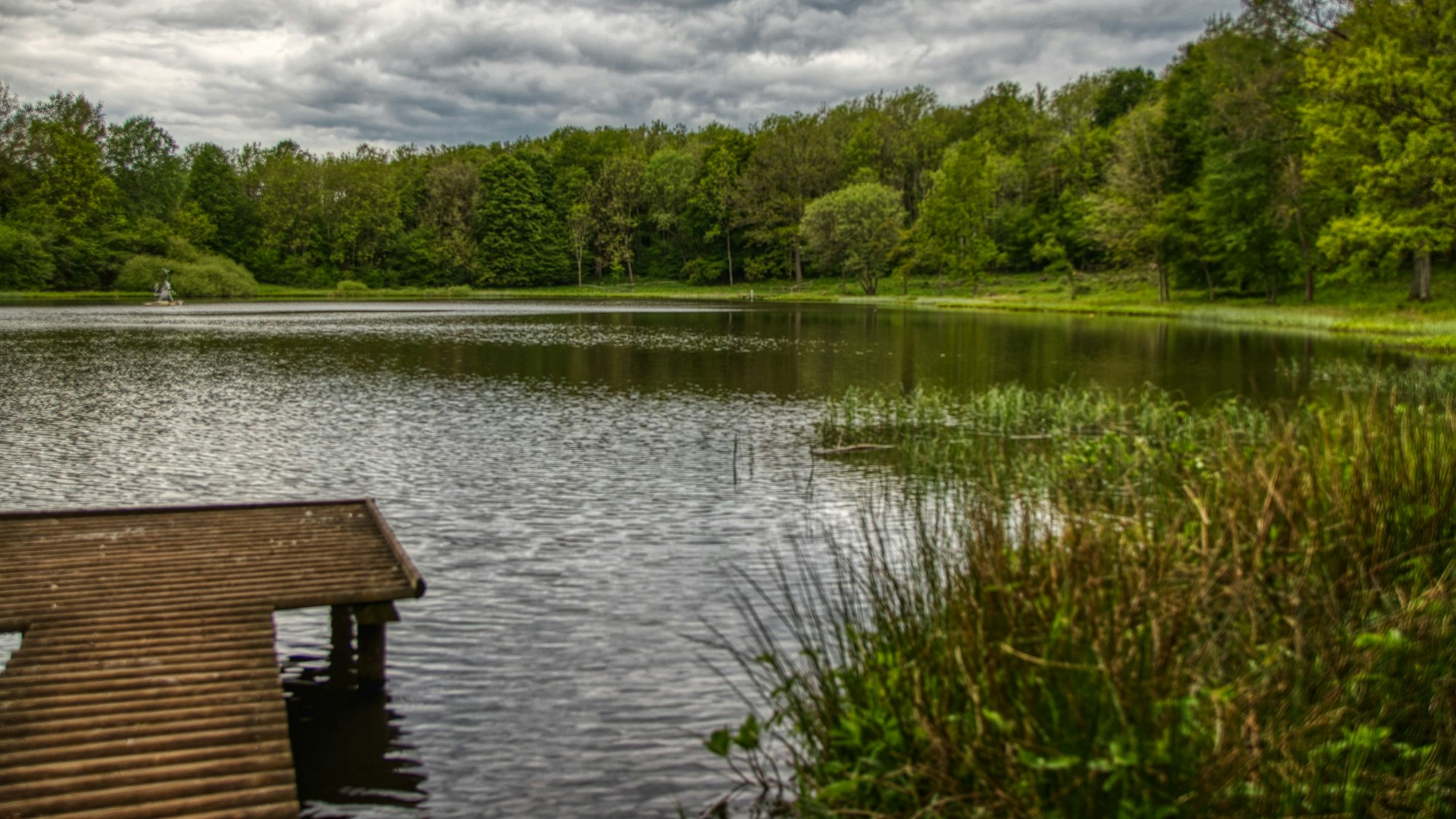 Steg auf dem Windsborner Bergkratersee