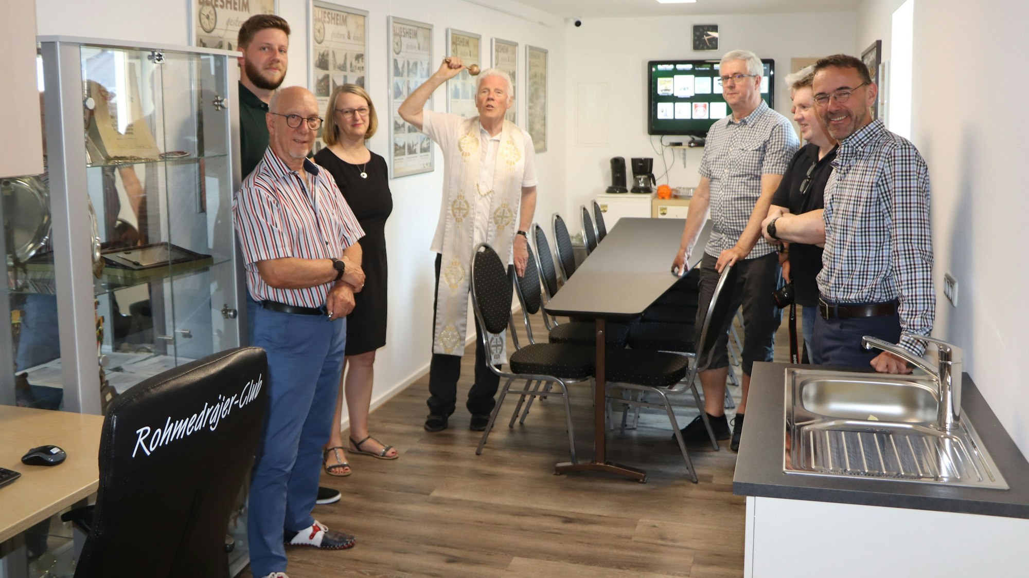 Auf dem Foto ist zu sehen, wie Pfarrer Willi Hoffsümmer die neuen Räume segnet.