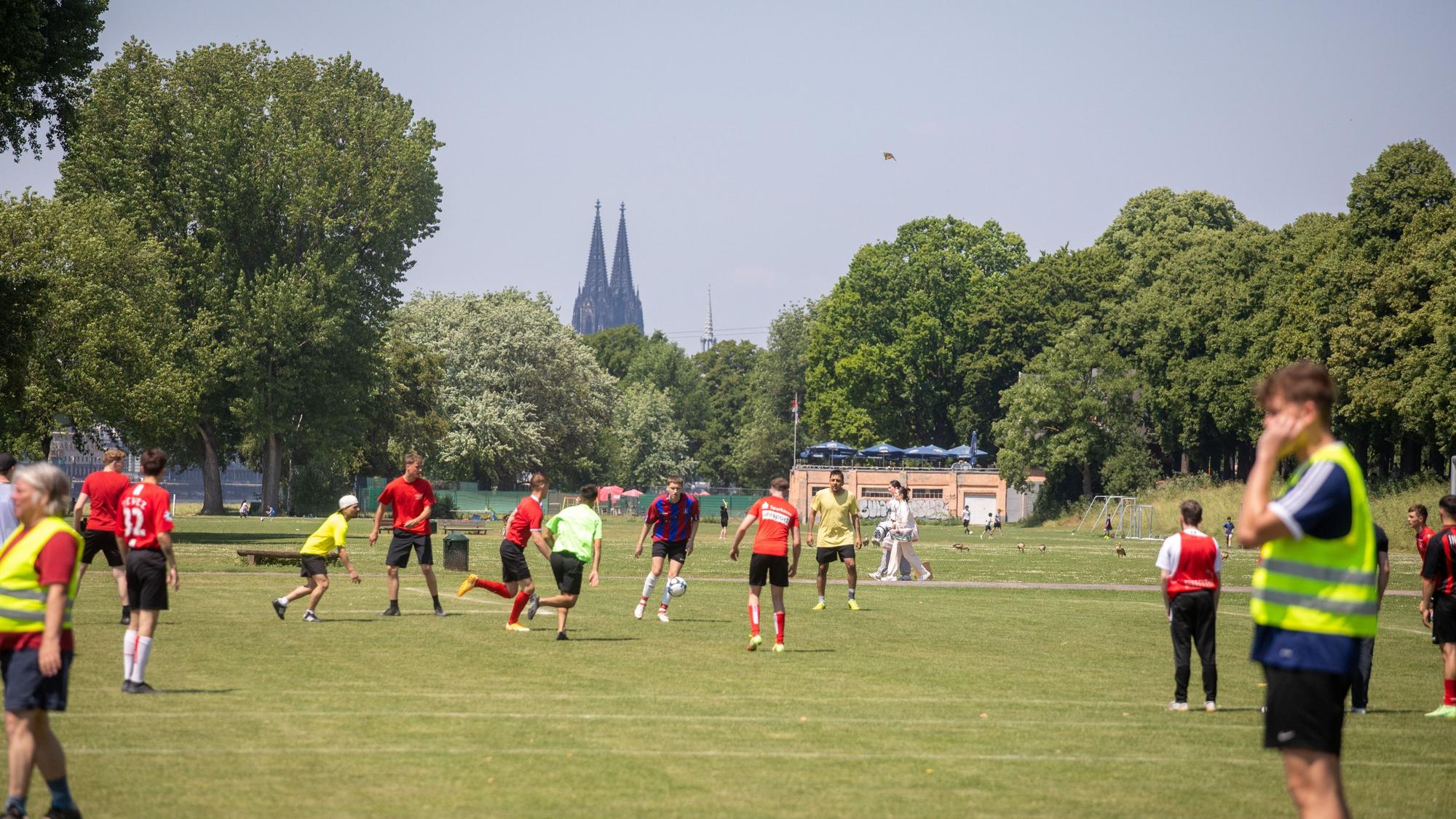 Teilnehmer des Südstadtturniers spielen auf den Poller Wiesen Fußball.