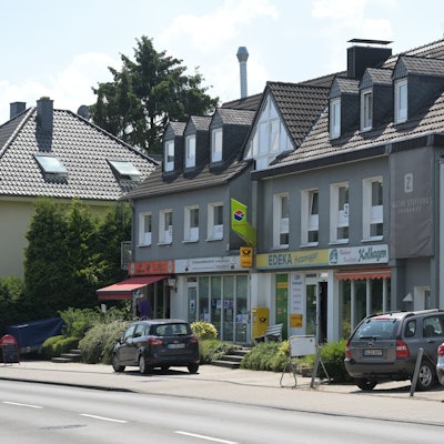 Zu sehen ist der ehemalige Supermarkt im Erdgeschoss eines Gebäudes.