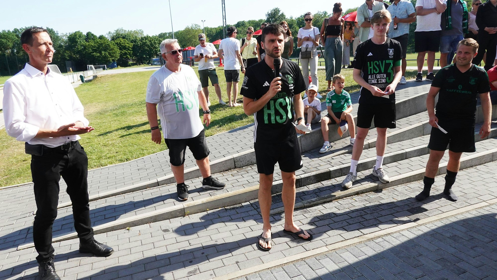 Auf dem Foto sind Dieter Spürck, Bürgermeister, Dieter Kochs, 2. Vorsitzender, Sebastian Ohrem, Kapitän 2. Mannschaft, Daniel Antonio del Federico, Kapitän 3. Mannschaft und Christoph Albrecht, Kapitän 1. Mannschaft, zu sehen.