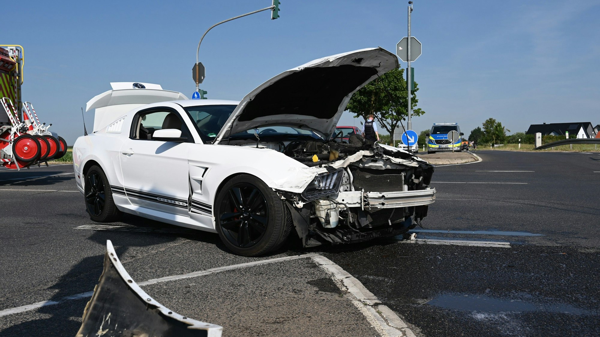 Das Foto zeigt den schwer beschädigten Wagen auf der Kreuzung.