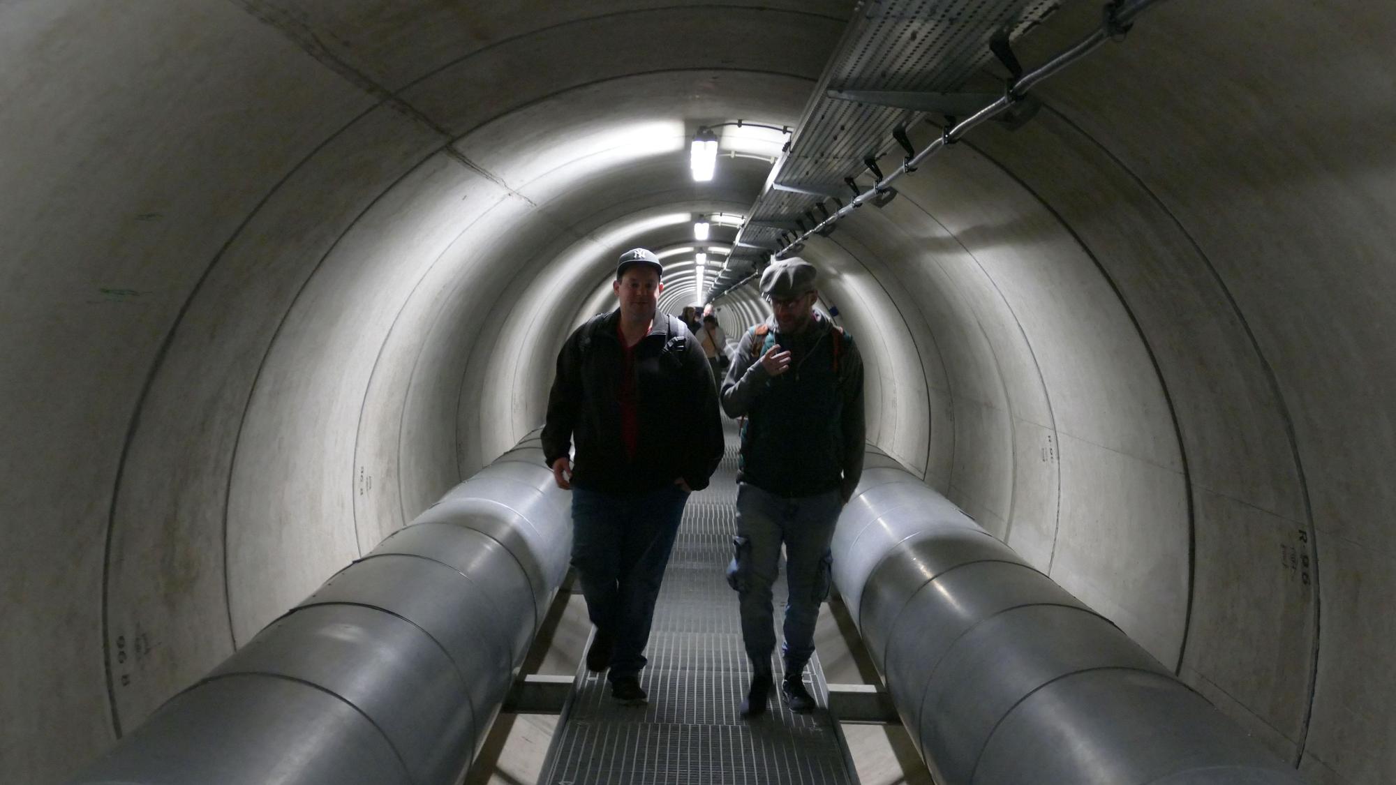 Besucher laufen durch den Tunnel.