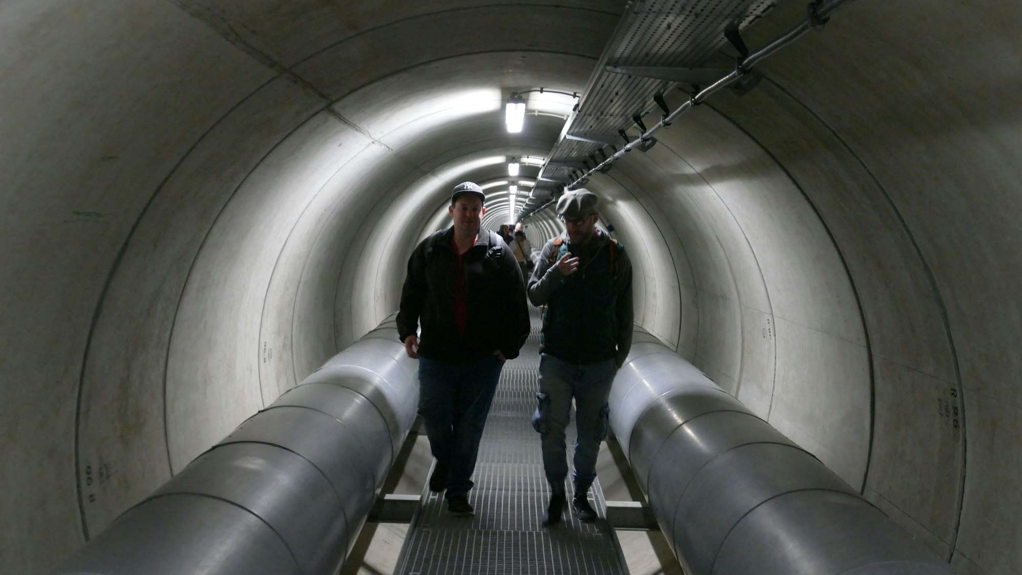 Besucher laufen durch den Tunnel.