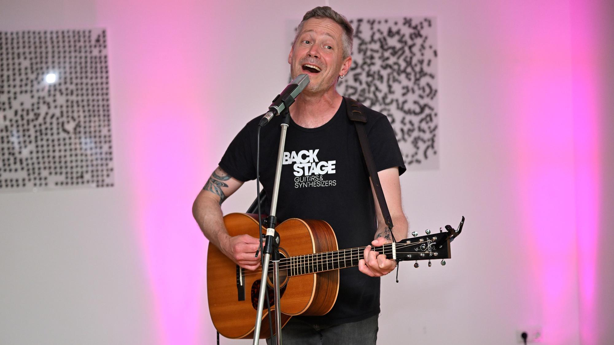 Morgan Finlay spielt Gitarre und singt.