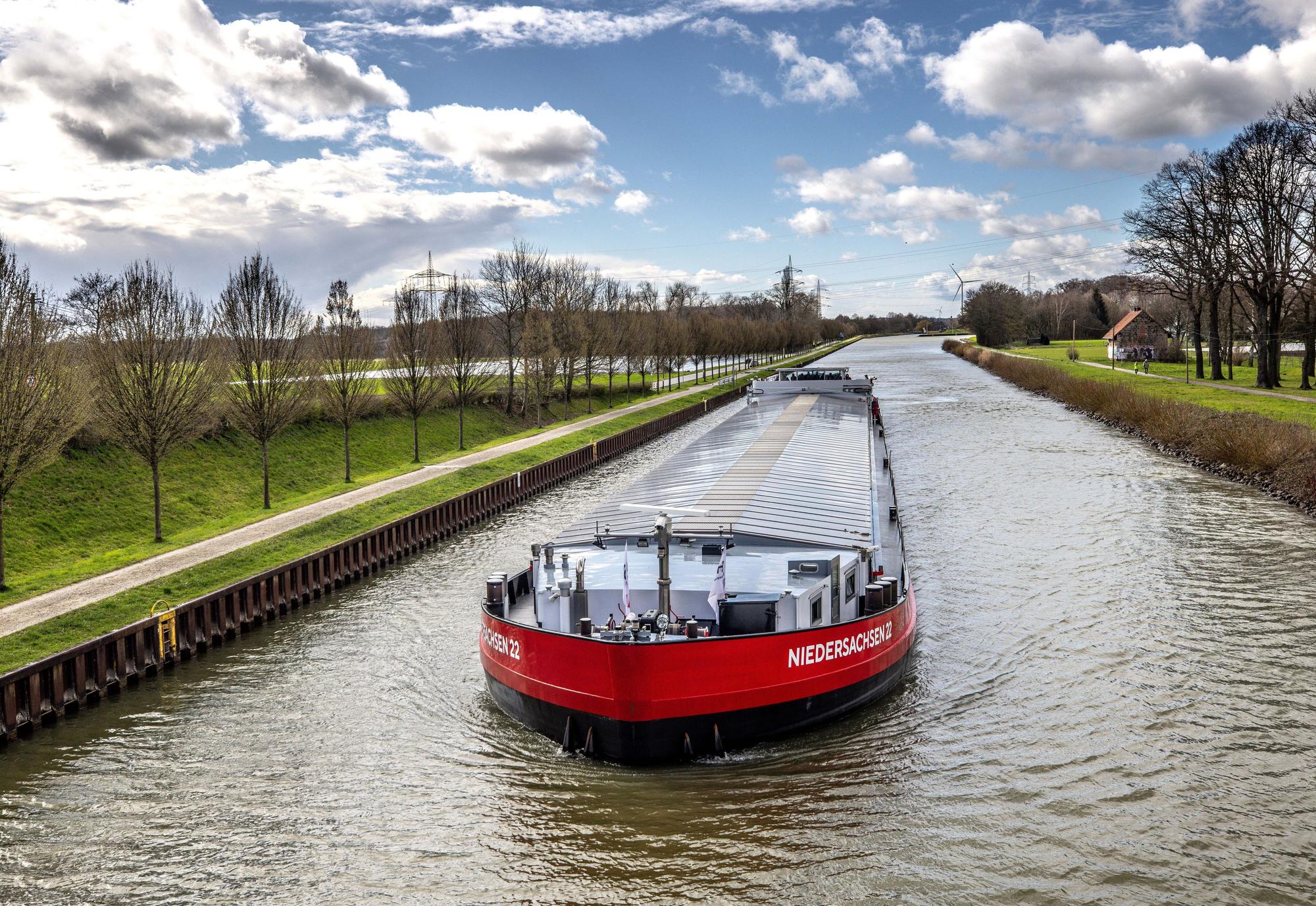 So soll die Zukuft aussehen: Ein autonom fahrendes Test-Güterschiff, präsentiert im März 2023 vom nordrhein-westfälischen Forschungsinstitut DST. Das 100 Meter lange Testschiff soll dank Radar, Kameras, Laserscanner und Sensoren "eigenständig und sicher" durch den Dortmund-Ems-Kanal steuern, verspricht das Institut, das an der Universität Duisburg-Essen angesiedelt ist. Ein Schiffsführer ist nur zur Sicherheit an Bord.