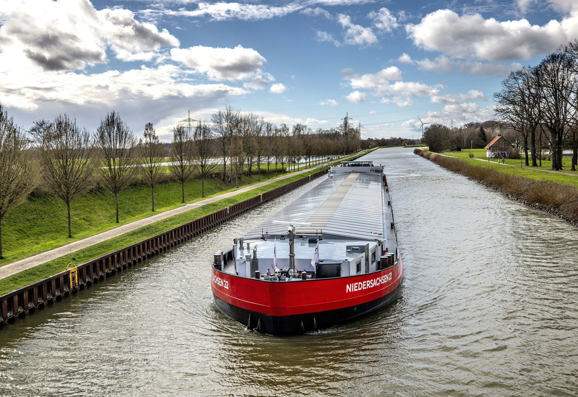 So soll die Zukuft aussehen: Ein autonom fahrendes Test-Güterschiff, präsentiert im März 2023 vom nordrhein-westfälischen Forschungsinstitut DST. Das 100 Meter lange Testschiff soll dank Radar, Kameras, Laserscanner und Sensoren "eigenständig und sicher" durch den Dortmund-Ems-Kanal steuern, verspricht das Institut, das an der Universität Duisburg-Essen angesiedelt ist. Ein Schiffsführer ist nur zur Sicherheit an Bord.