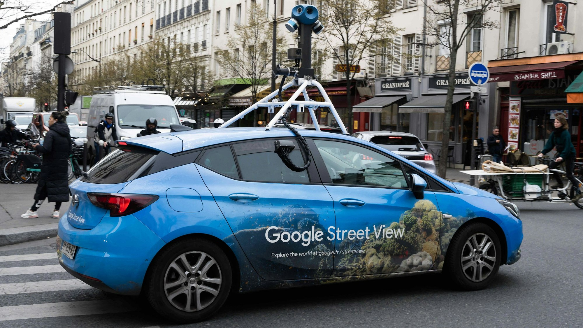 Ein Fahrzeug von Google Street View, bestückt mit Kameras, fährt durch Paris.