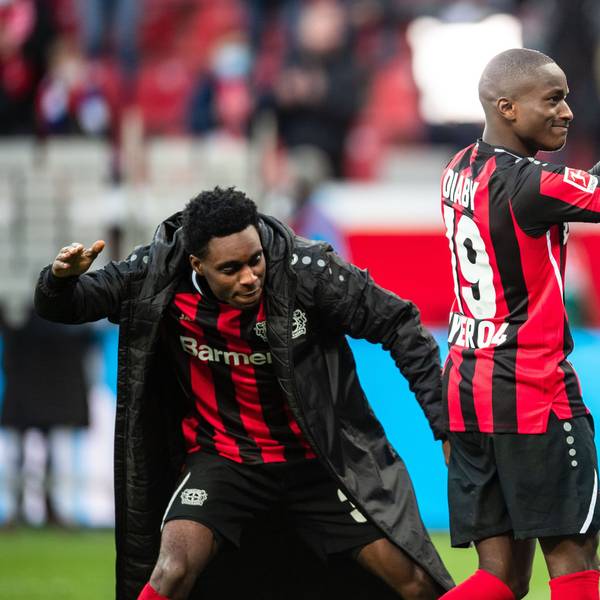 Leverkusens Jeremie Frimpong (l) schlägt Moussa Diaby nach der Partie auf den Hintern.