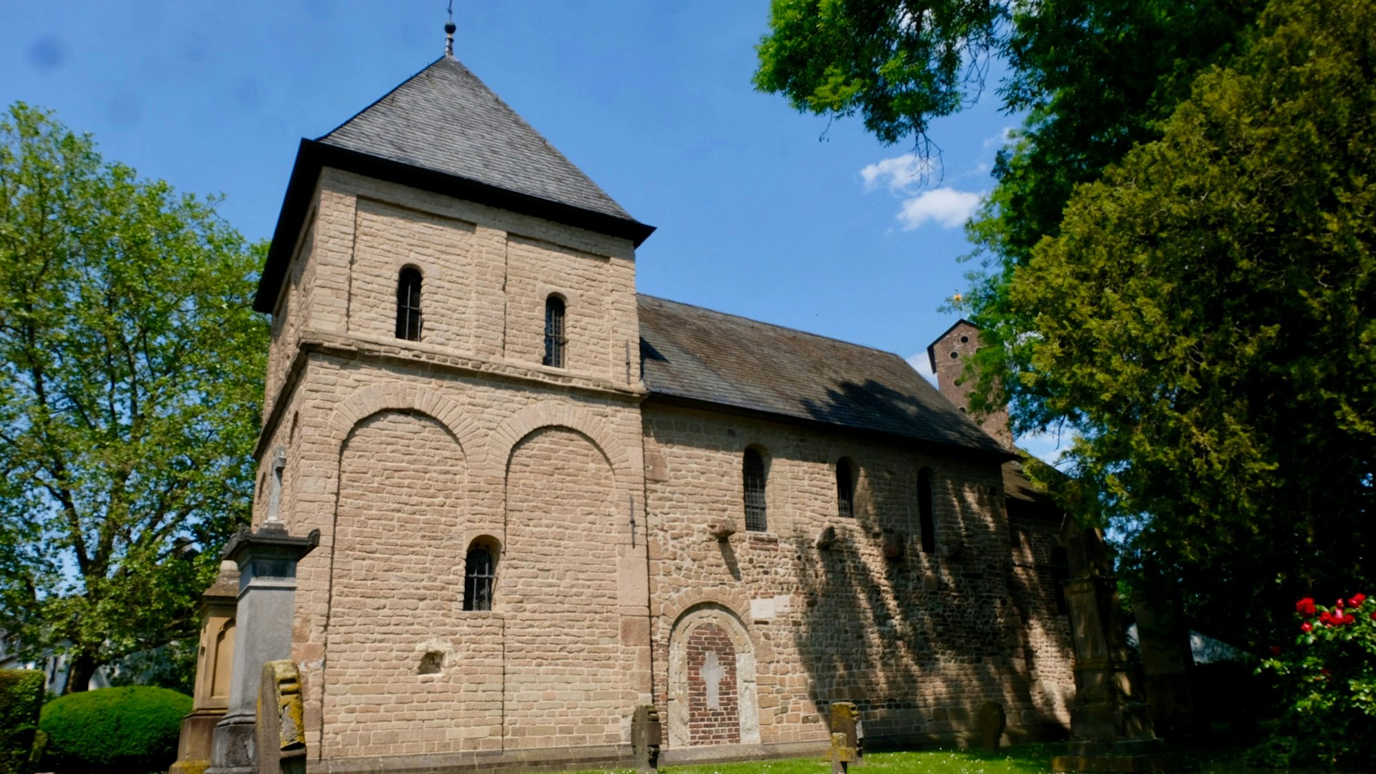 Eine Kirche steht im Grünen.