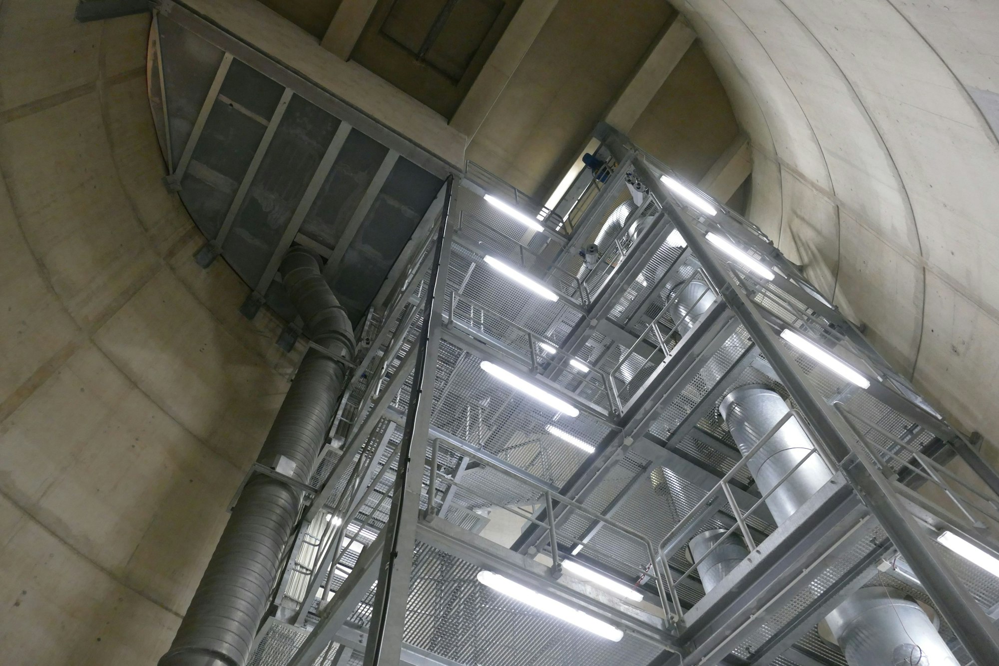 Das Bild zeigt das Treppensystem in dem Schacht des Fernwärmetunnels.