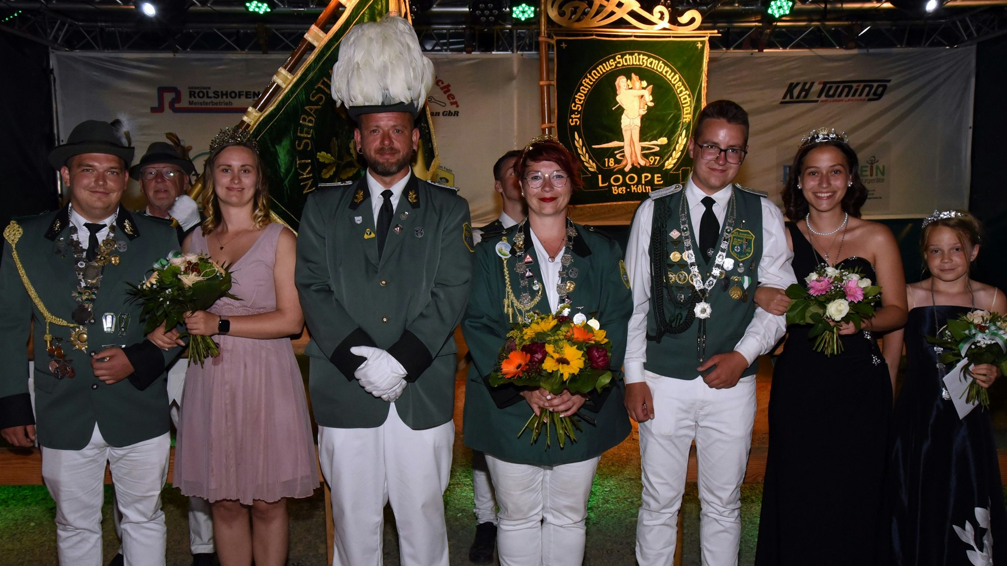 Die neuen Majestäten stehen in Schützenkleinung nebeneinander.