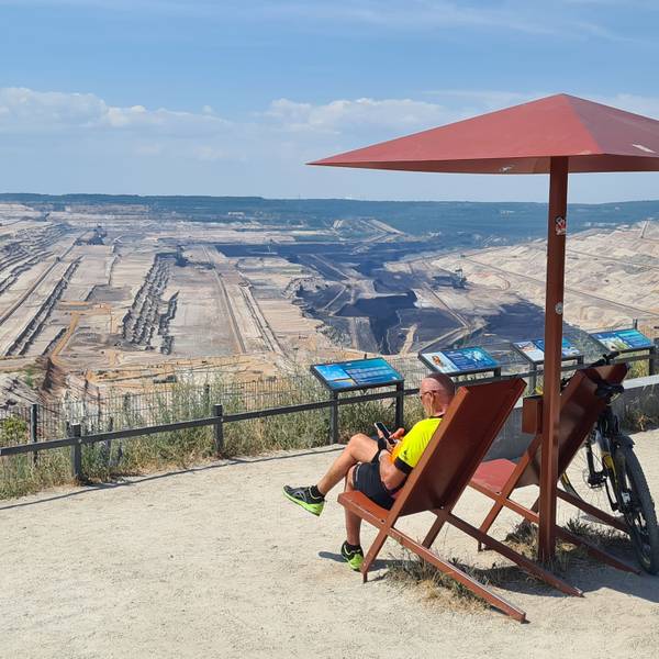 Das Foto zeigt die Aussichtsplattform am Tagebau.