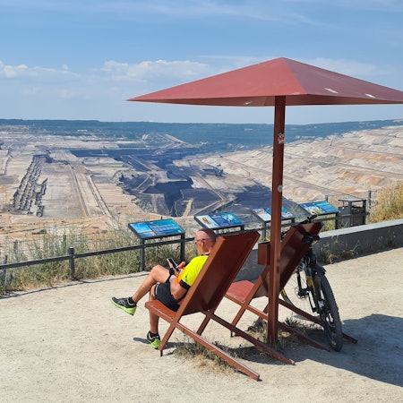 Das Foto zeigt die Aussichtsplattform am Tagebau.