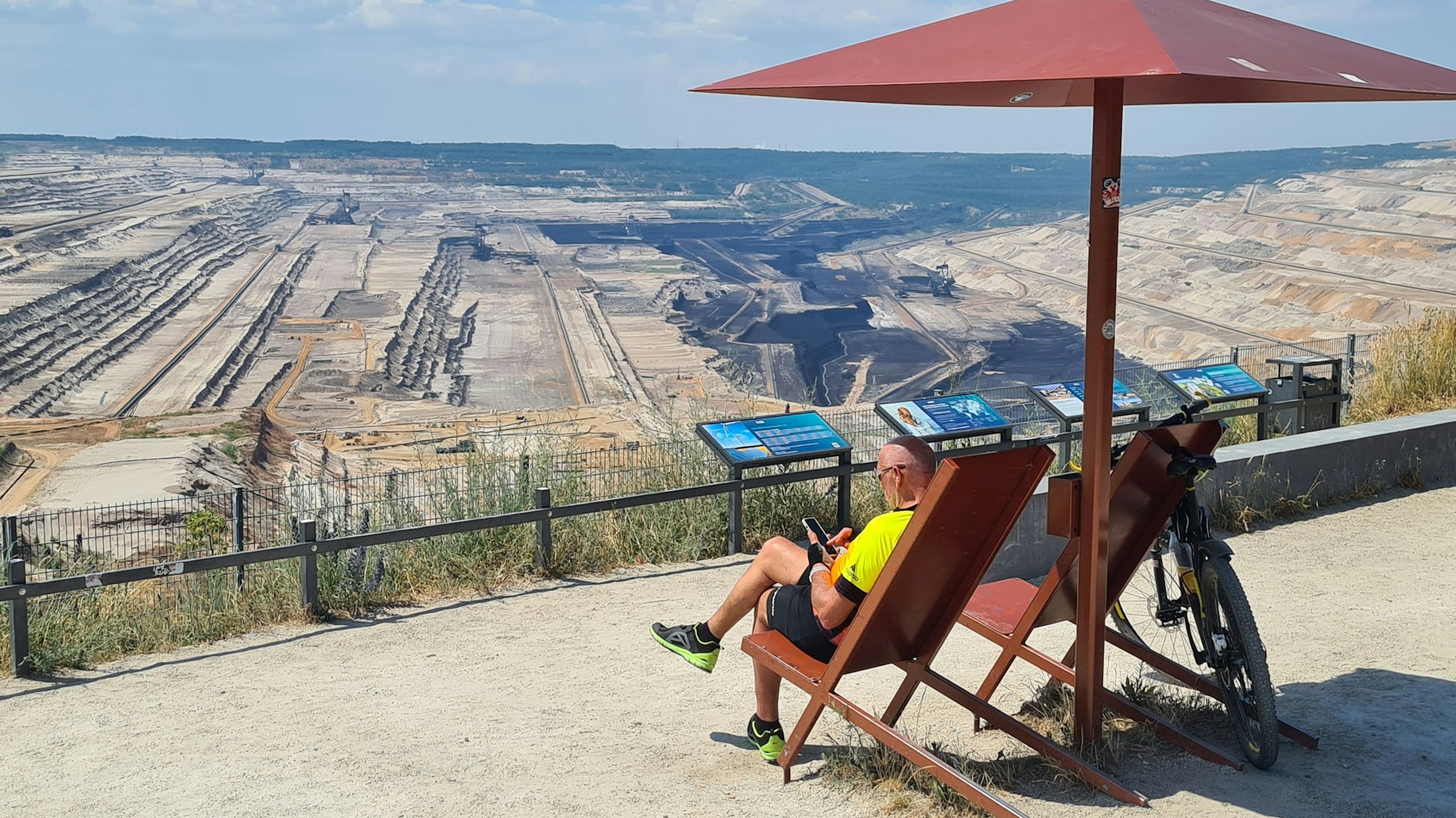 Das Foto zeigt die Aussichtsplattform am Tagebau.
