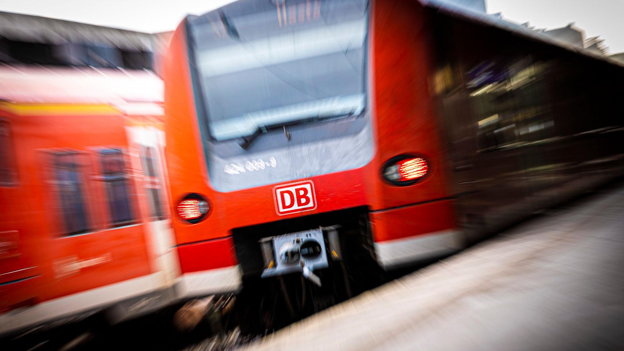 Zwei Regionalbahnen der Deutschen Bahn stehen an einem Bahnhof.