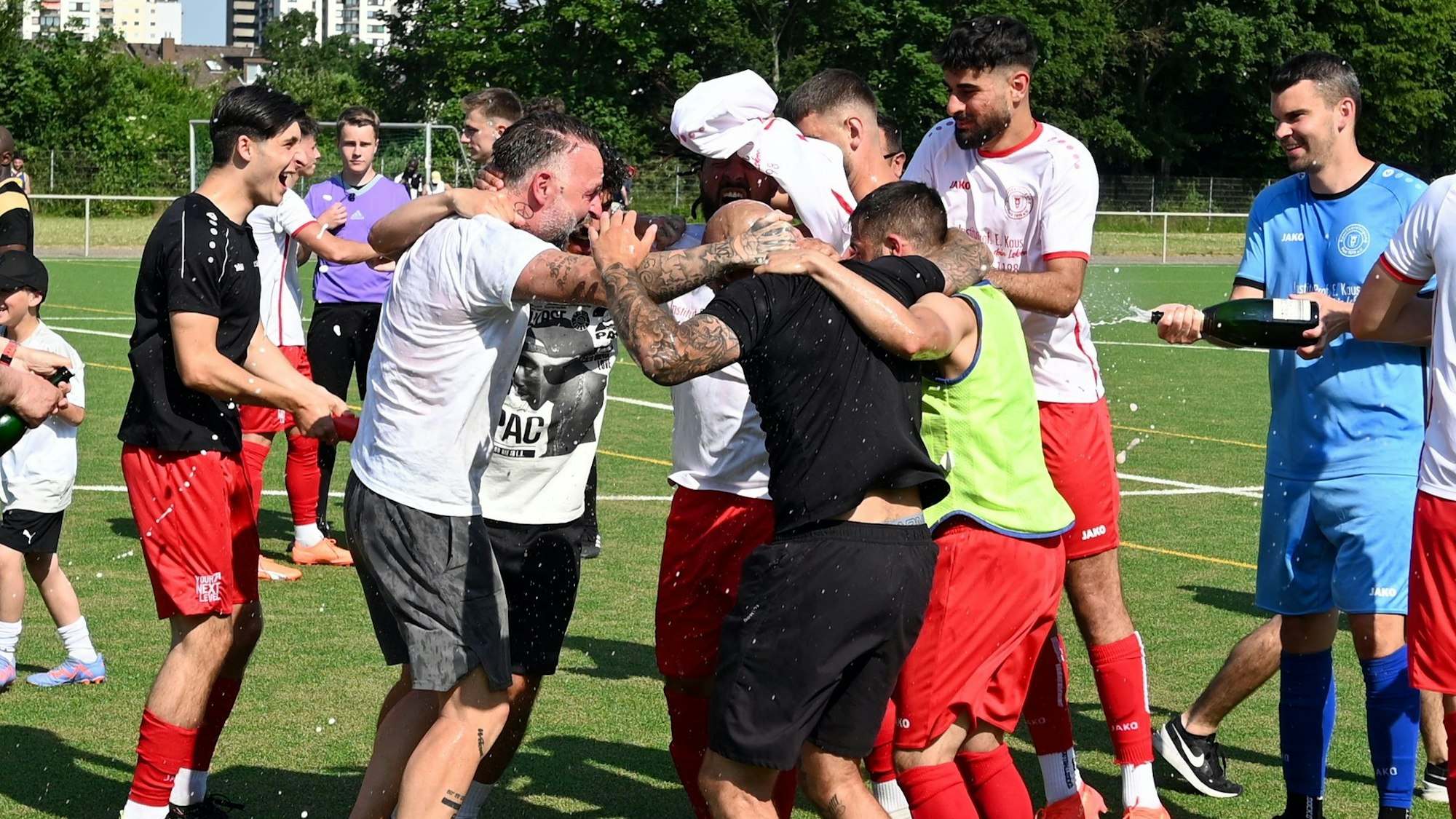 11.06.2023, Fussball-Porz - Endenich
Freude bei Porz
vorne links: TR: Jonas Wendt
Foto: Uli Herhaus