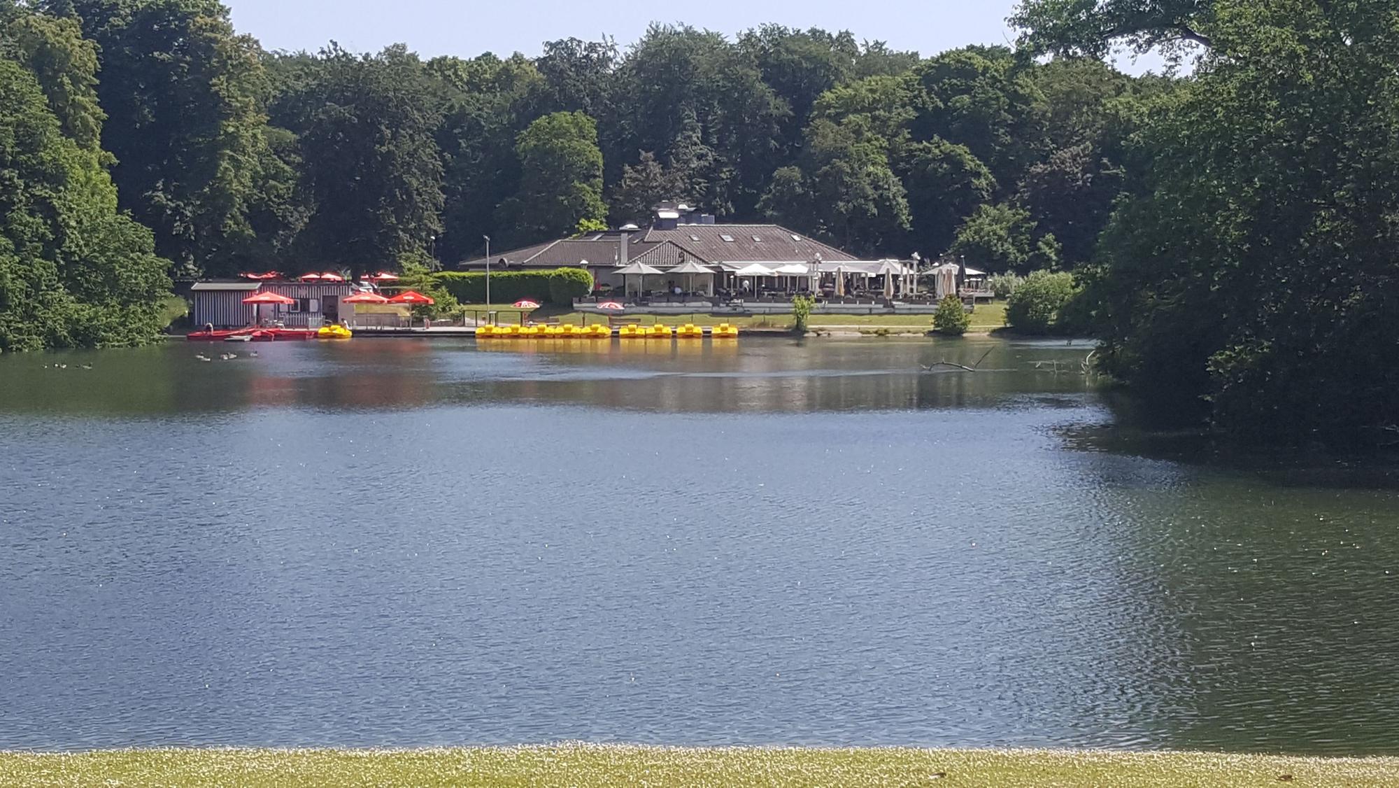 An einem See liegt ein Haus.