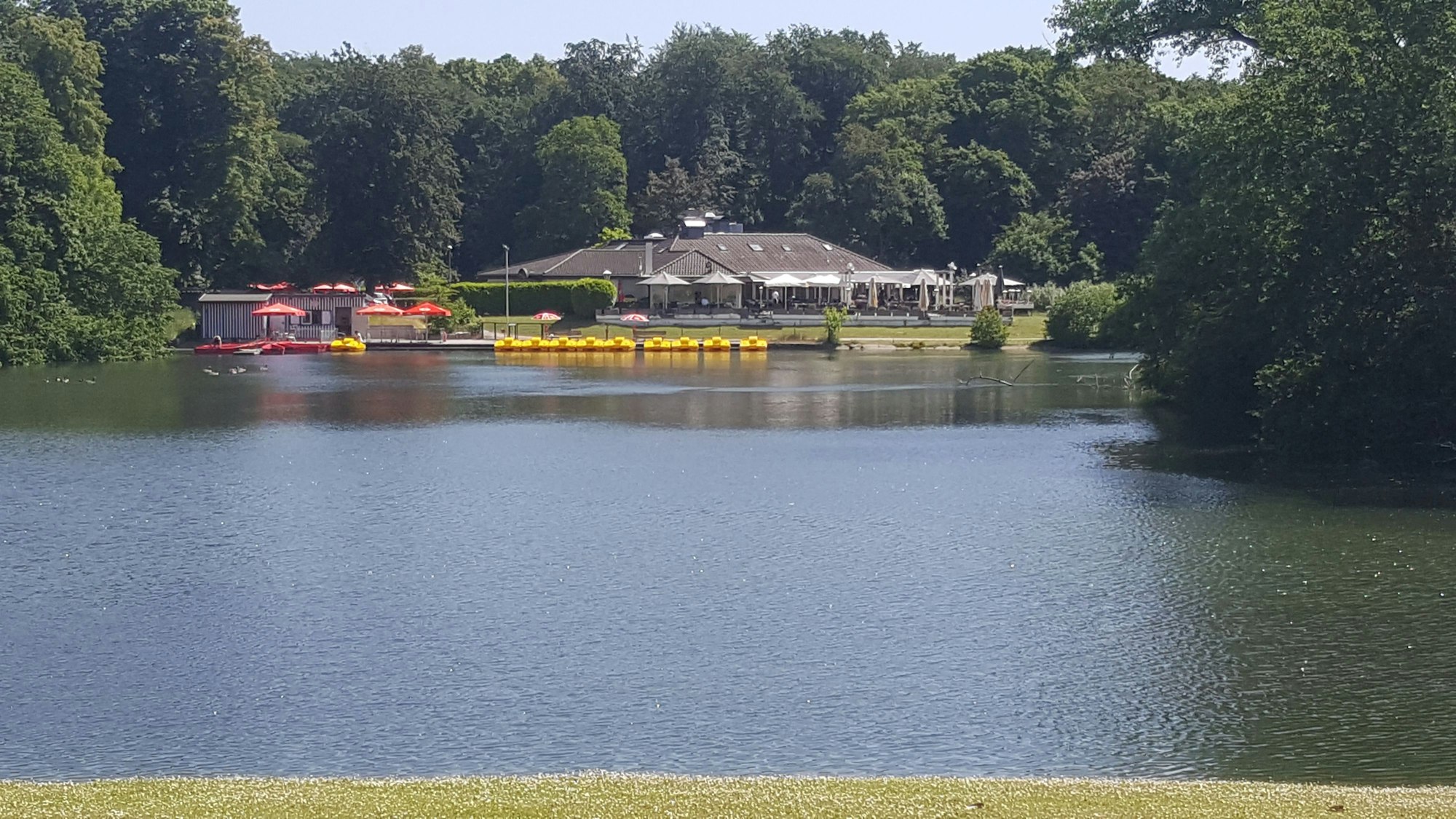 An einem See liegt ein Haus.