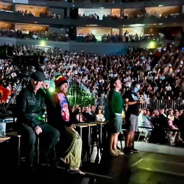 Bruce Springsteen (l.) sitzt mit Gitarrist Little Steven am Mischpult, direkt daneben stehen die Fans Volker und Jan.
