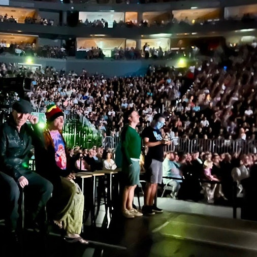 Bruce Springsteen (l.) sitzt mit Gitarrist Little Steven am Mischpult, direkt daneben stehen die Fans Volker und Jan.