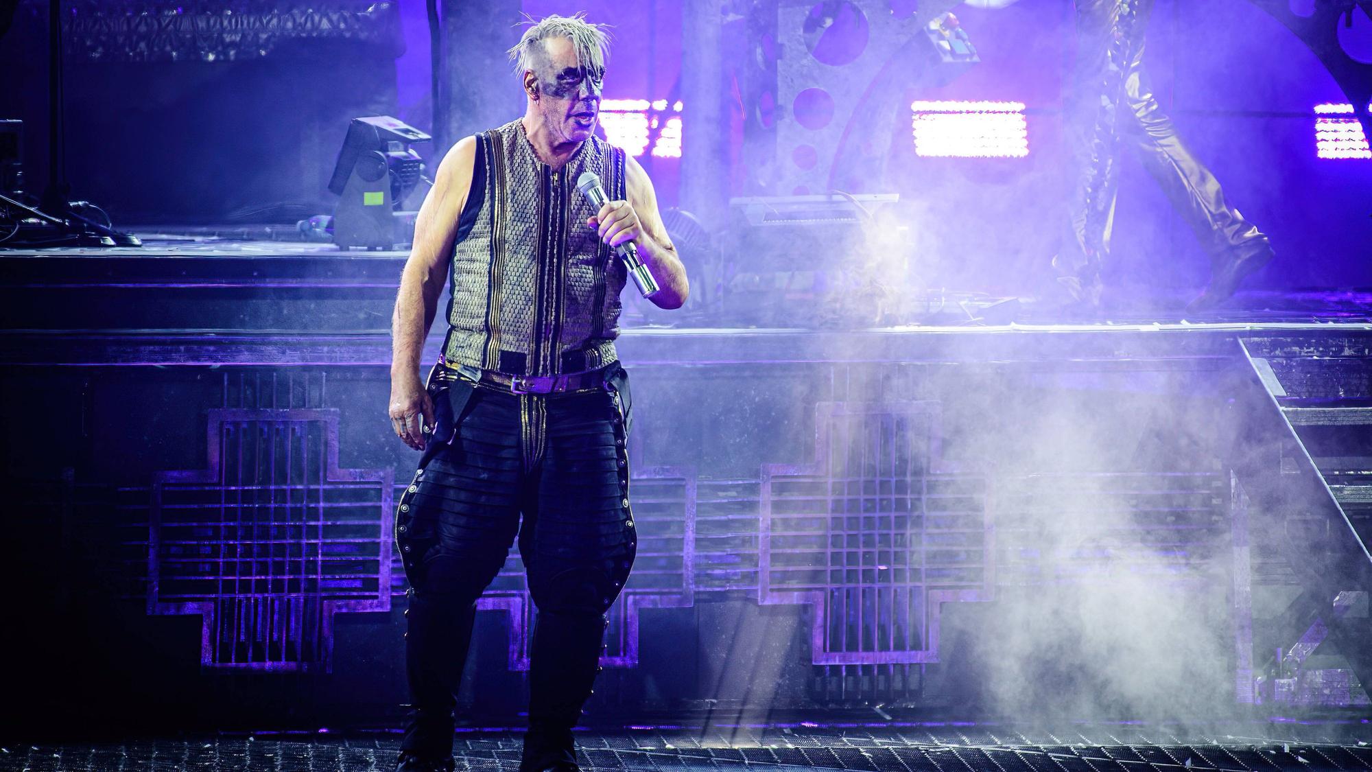 Rammstein-Sänger Till Lindemann beim Konzert am 2. Juni in Odense (Dänemark). Gegen den Schock-Rocker gibt es massive Vorwürfe.