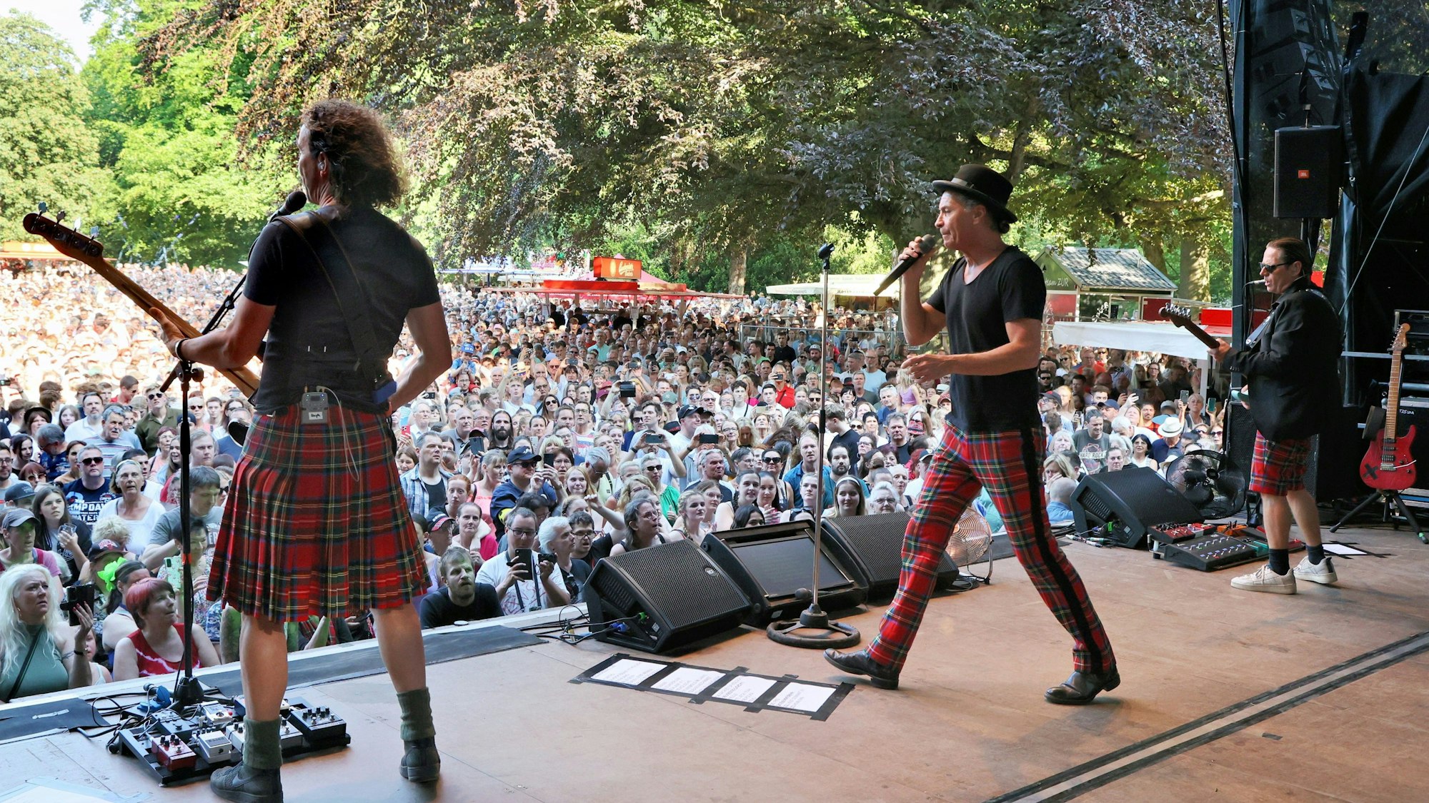 Brings beim Volksfest auf der Bühne im Wuppermannpark.