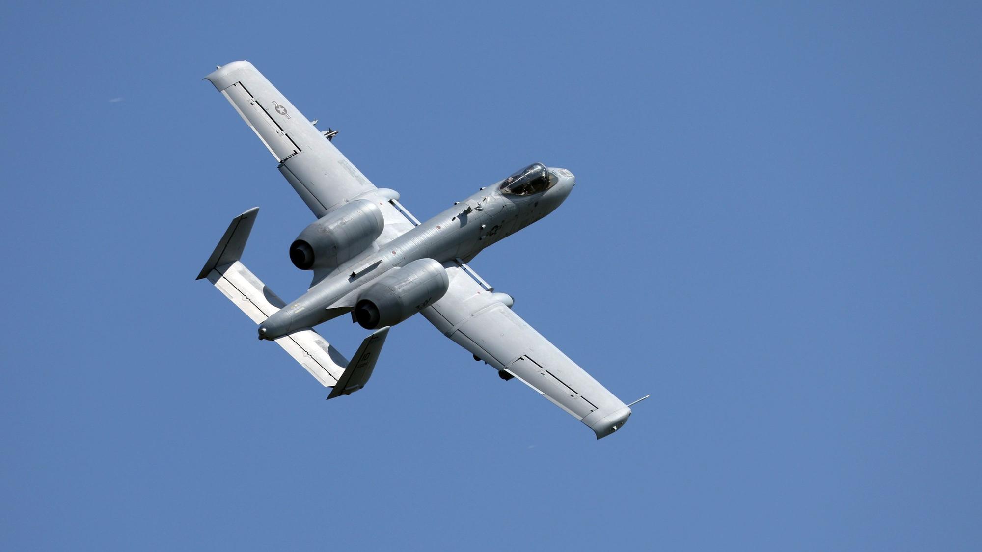 Air Defender 2023: Ein Kampfflugzeug A10 der US-Airforce überfliegt den Fliegerhorst Graben in Bayern.
