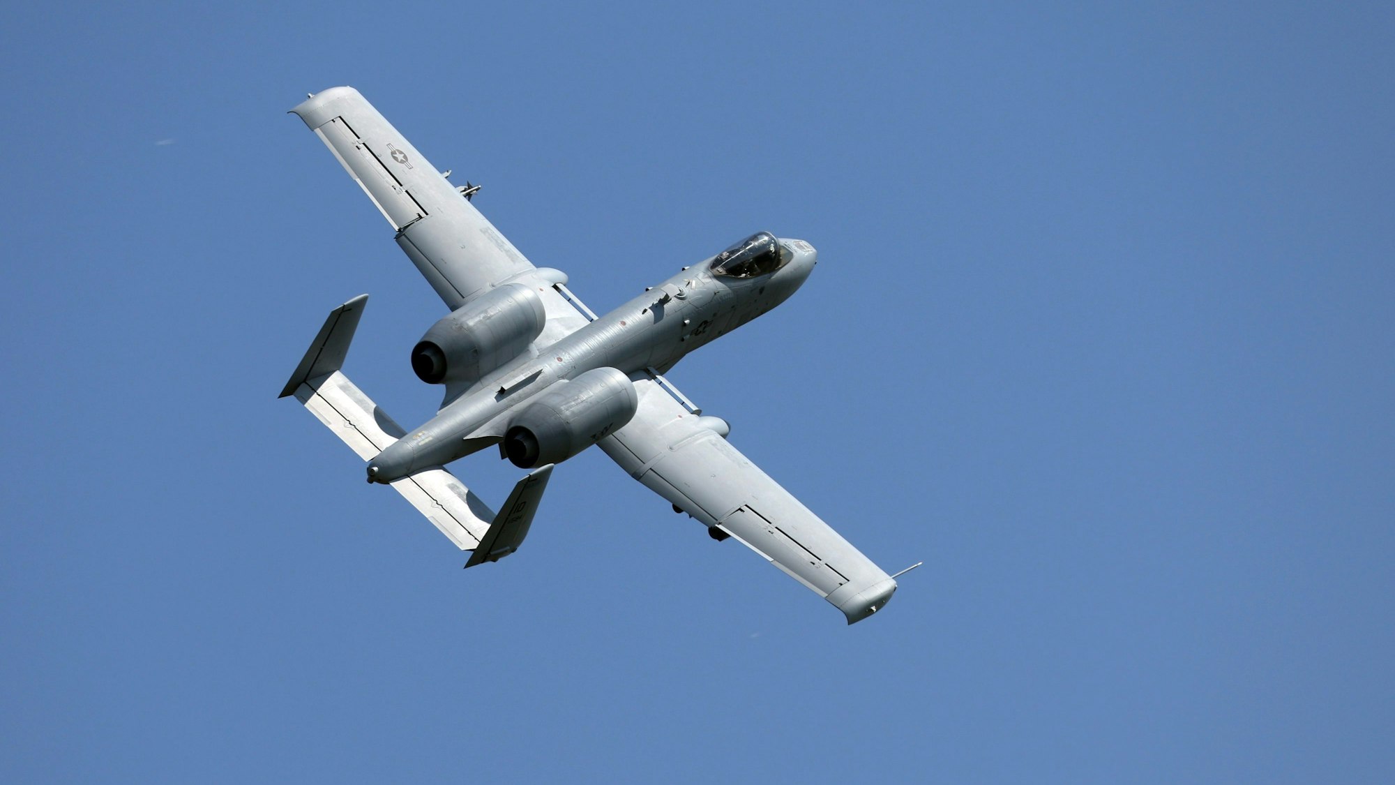 Air Defender 2023: Ein Kampfflugzeug A10 der US-Airforce überfliegt den Fliegerhorst Graben in Bayern.