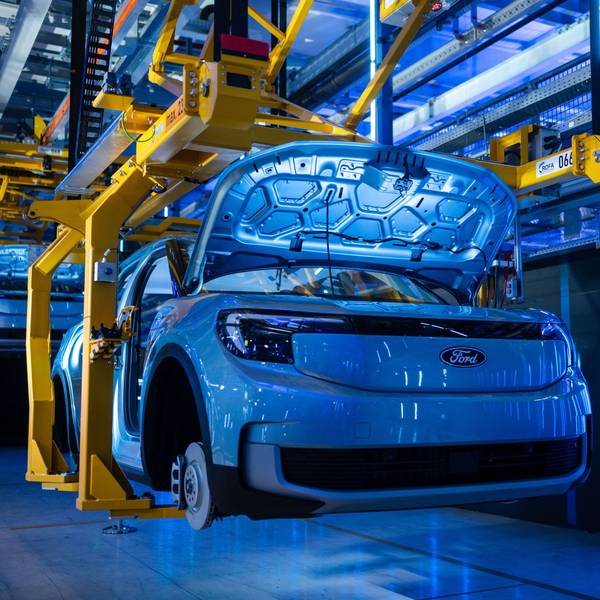 12.06.2023, Nordrhein-Westfalen, Köln: Ein Ford Explorer ist bei der Vorab-Eröffnungsfeier des Ford Cologne Electric Vehicle Center in der Montage zu sehen. Das Kölner Werk wird das erste EV (Electric Vehicle) Center von Ford in Europa sein. Foto: Marius Becker/dpa +++ dpa-Bildfunk +++