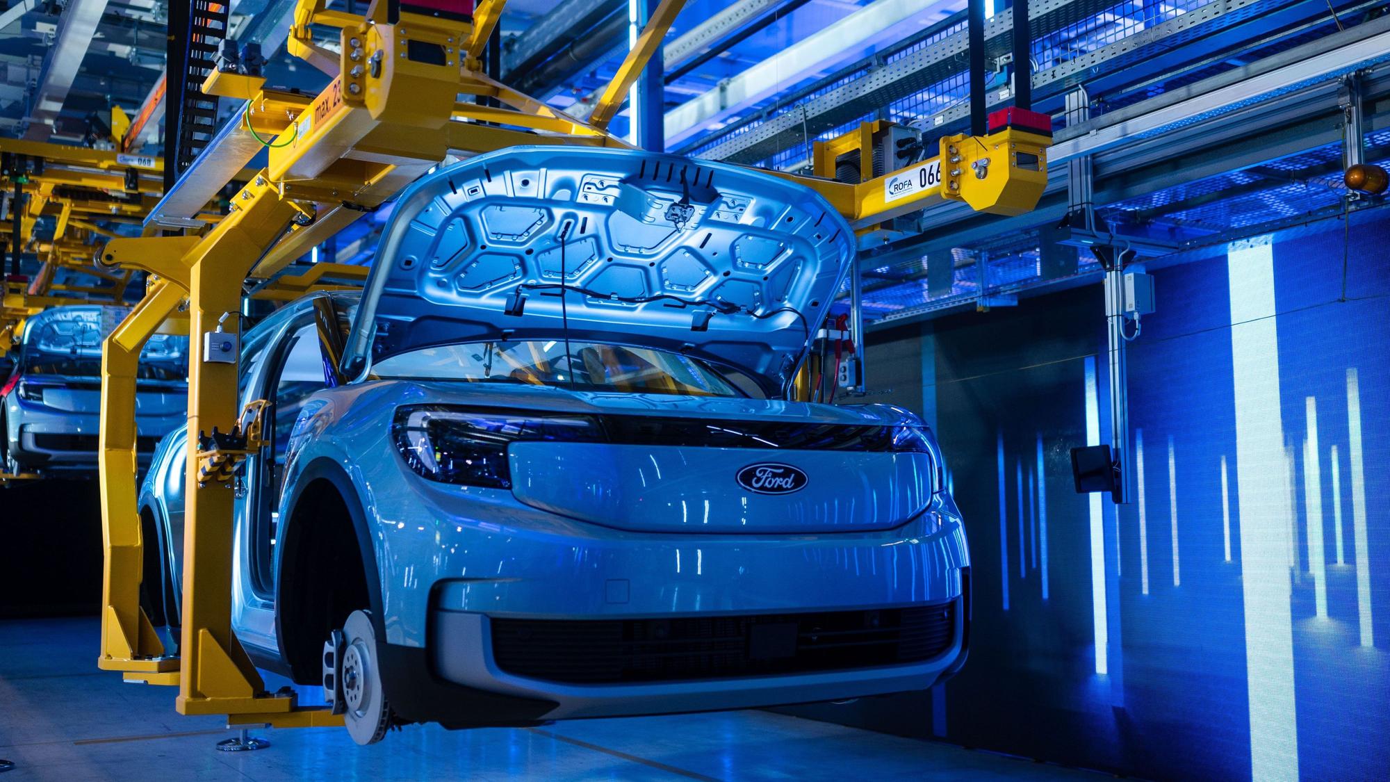 12.06.2023, Nordrhein-Westfalen, Köln: Ein Ford Explorer ist bei der Vorab-Eröffnungsfeier des Ford Cologne Electric Vehicle Center in der Montage zu sehen. Das Kölner Werk wird das erste EV (Electric Vehicle) Center von Ford in Europa sein. Foto: Marius Becker/dpa +++ dpa-Bildfunk +++