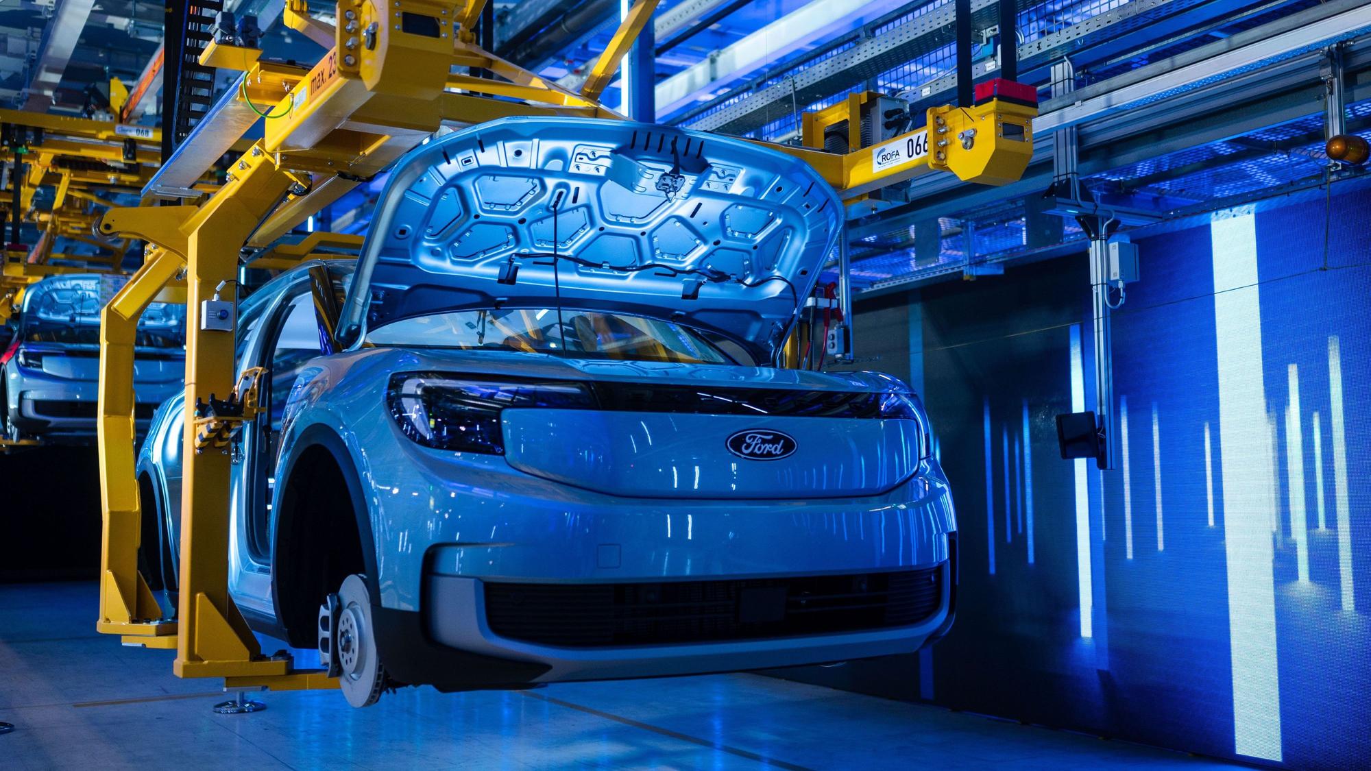 12.06.2023, Nordrhein-Westfalen, Köln: Ein Ford Explorer ist bei der Vorab-Eröffnungsfeier des Ford Cologne Electric Vehicle Center in der Montage zu sehen. Das Kölner Werk wird das erste EV (Electric Vehicle) Center von Ford in Europa sein. Foto: Marius Becker/dpa +++ dpa-Bildfunk +++