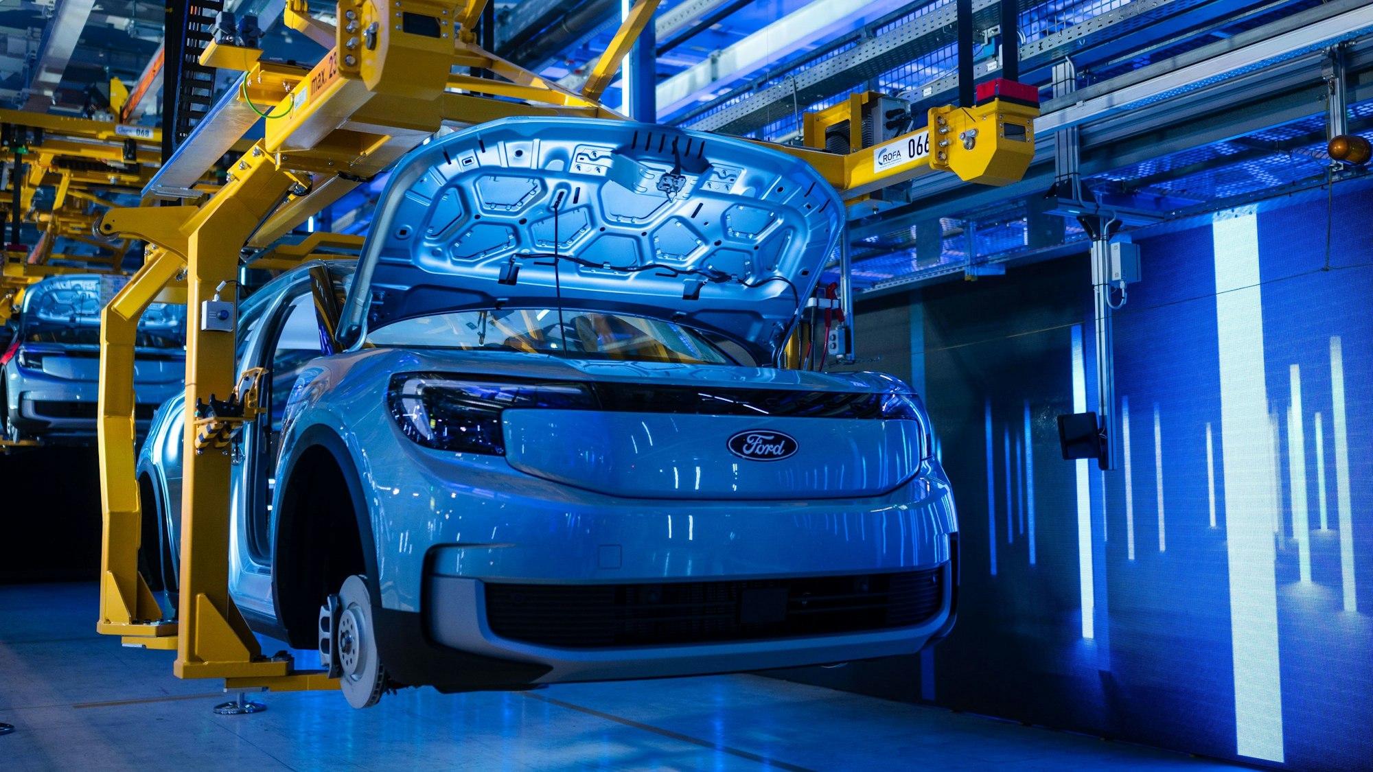 12.06.2023, Nordrhein-Westfalen, Köln: Ein Ford Explorer ist bei der Vorab-Eröffnungsfeier des Ford Cologne Electric Vehicle Center in der Montage zu sehen. Das Kölner Werk wird das erste EV (Electric Vehicle) Center von Ford in Europa sein. Foto: Marius Becker/dpa +++ dpa-Bildfunk +++