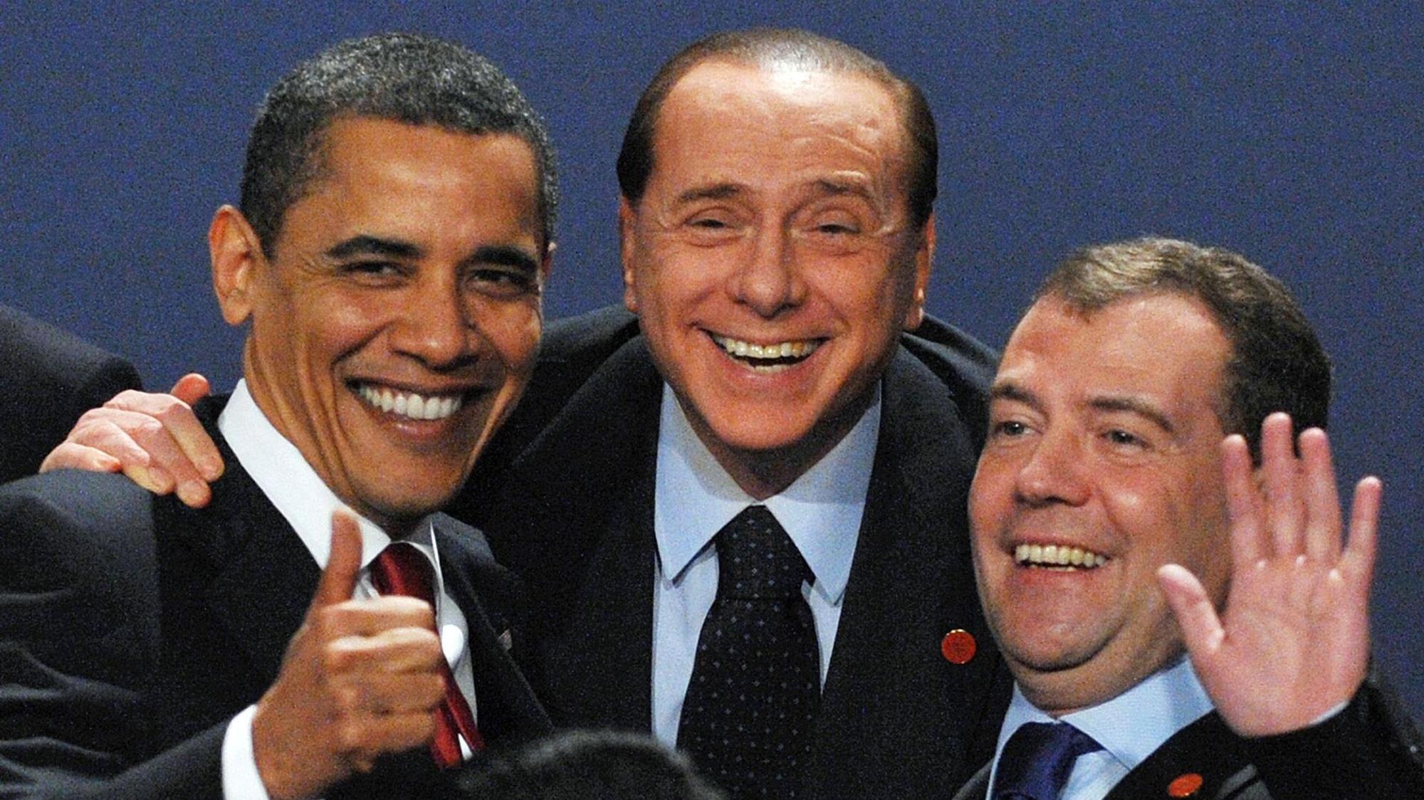 G20-Gipfel im April 2009: Silvio Berlusconi (m.) mit Barack Obama und Dmitry Medvedev.