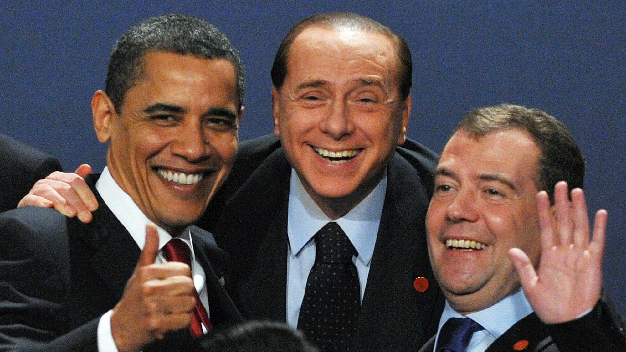 G20-Gipfel im April 2009: Silvio Berlusconi (m.) mit Barack Obama und Dmitry Medvedev.
