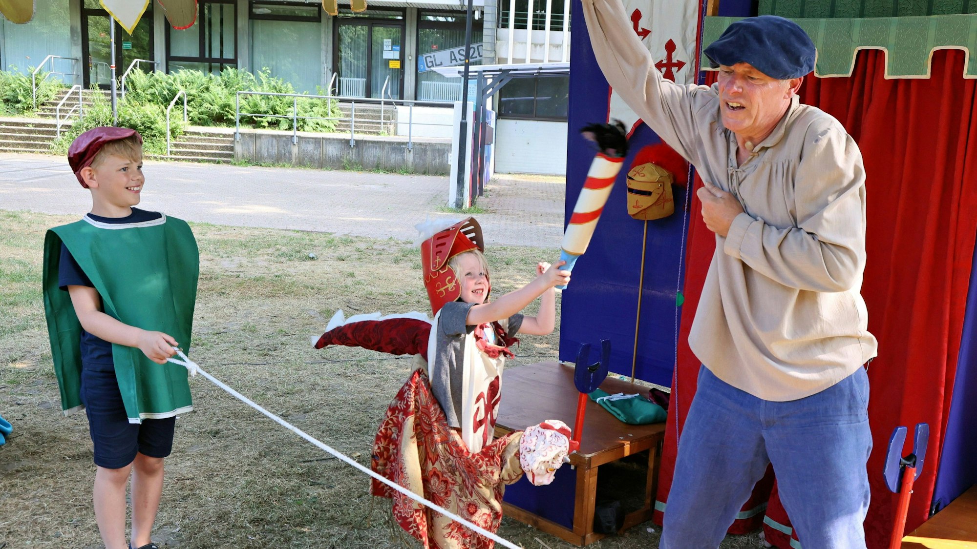 Gaukler Kowalski und seine Drachendame Lanzelotte im Leichlinger Stadtpark.