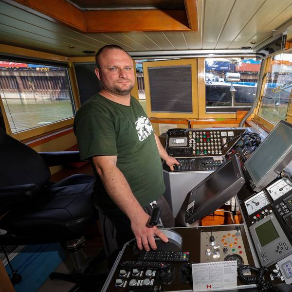 Der Schiffsführer Bartholomäus Januszewicz auf dem Motorschiff „Kronos“ im Hafen von Niehl.
